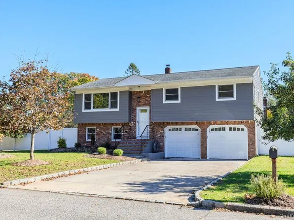 11 Lakeview Drive W, Center Moriches, NY 11934