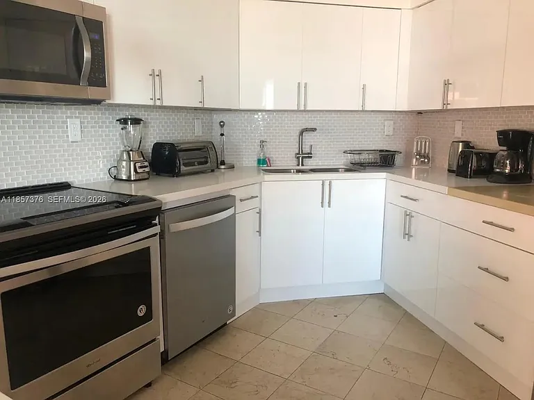 5161 Collins Ave #1104 — Photo 7