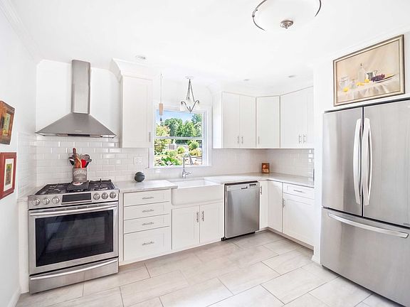 3rd image of 10 Tall Oak Ln