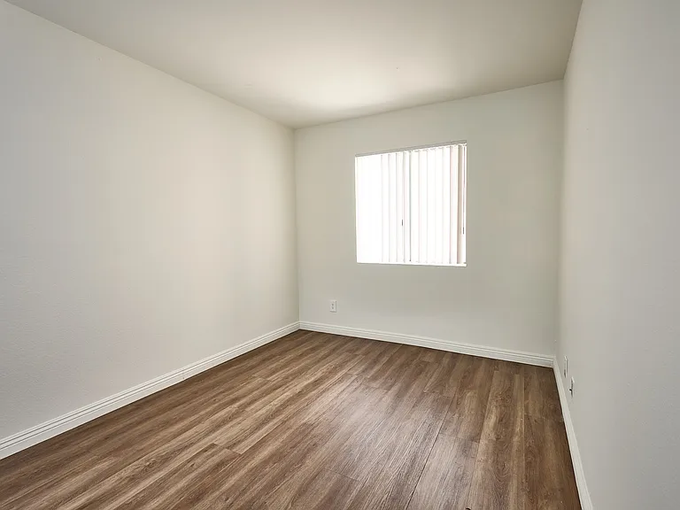 744 N Manhattan Pl — Photo 9