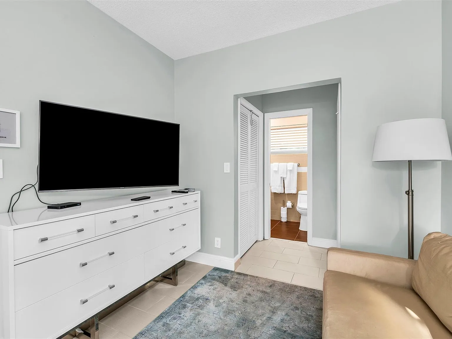 5 bed, 4.0 bath, 3810 sqft, $18,000 — Photo 3