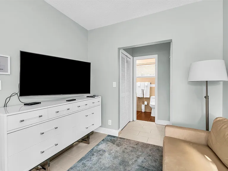 39 Castle Harbor Isle Dr — Photo 3