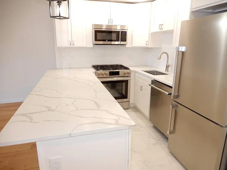 9 Hawthorne Pl #6J — Photo 5