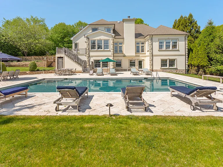 170 Tuckahoe Ln — Photo 4