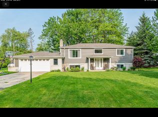 3575 Beach Rd, Troy, MI 48084