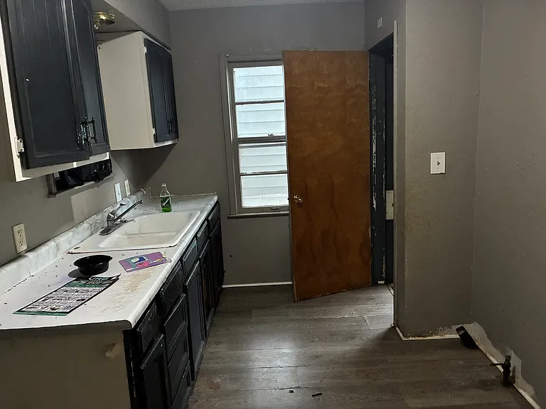 1141 Victoria Ave — Photo 5