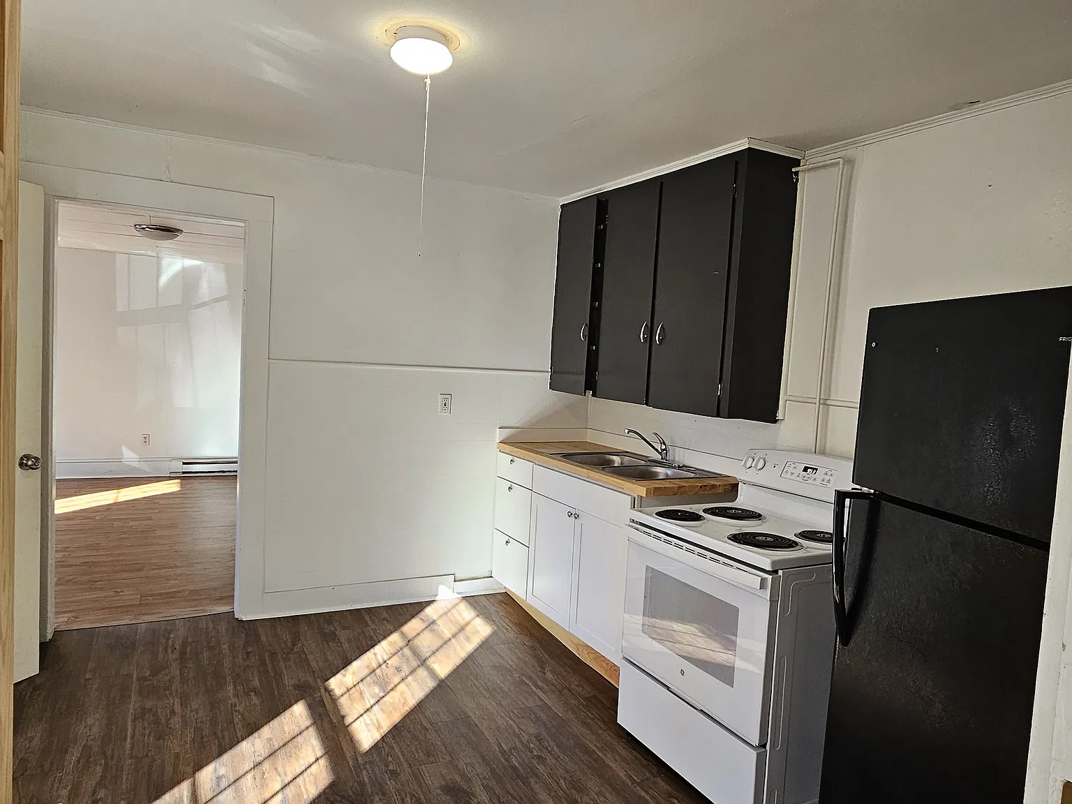 Studio, $900 — Photo 1