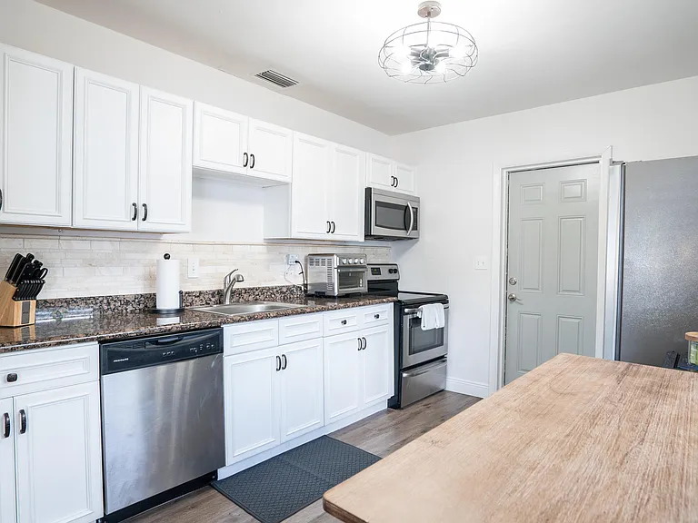1909 NE 2nd St #2 — Photo 8