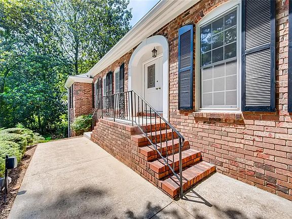 4th image of 2584 Leslie Dr