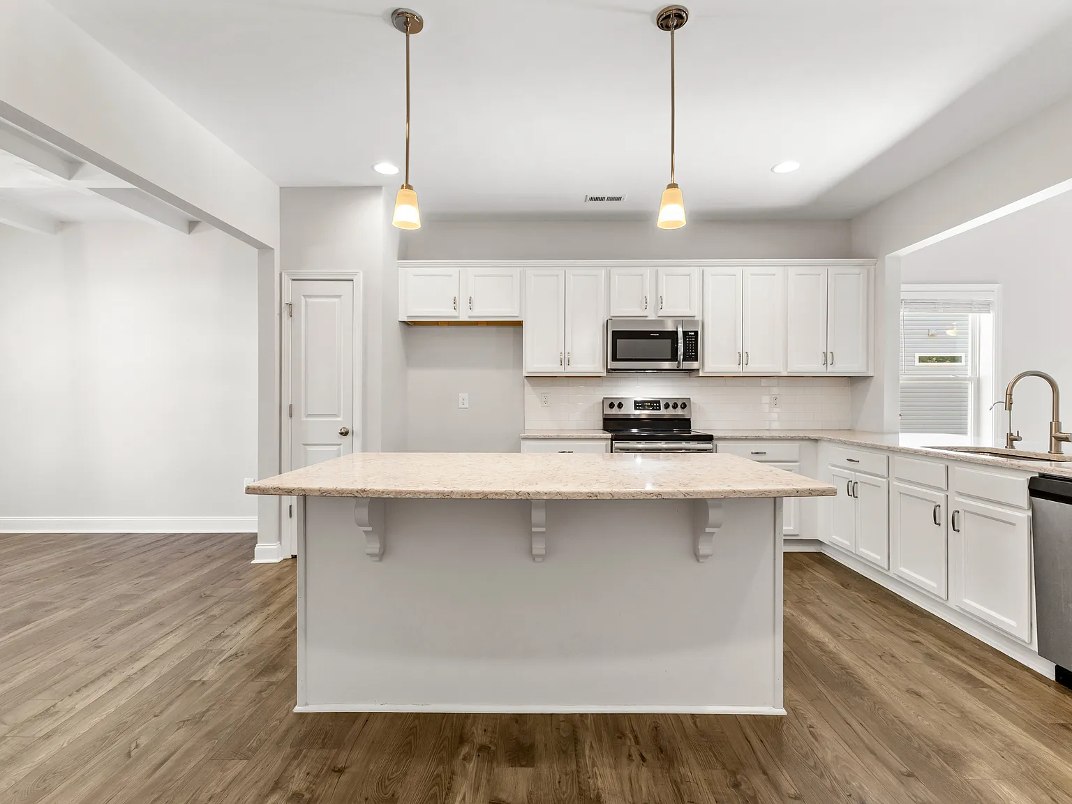 4 bed, 2.5 bath, 2418 sqft, $3,000 — Photo 4