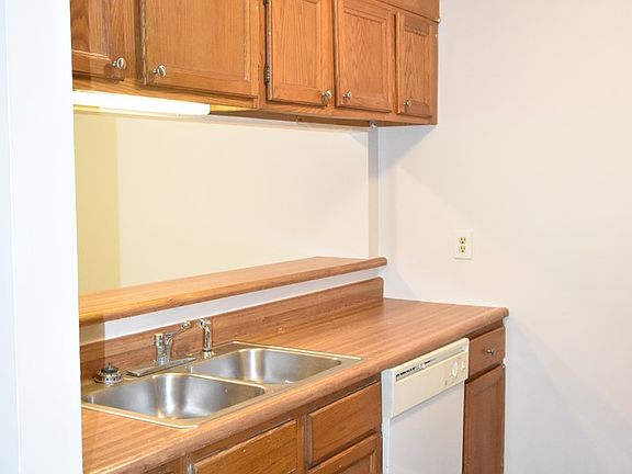 2nd image of 244 Wickford Ct APT 6