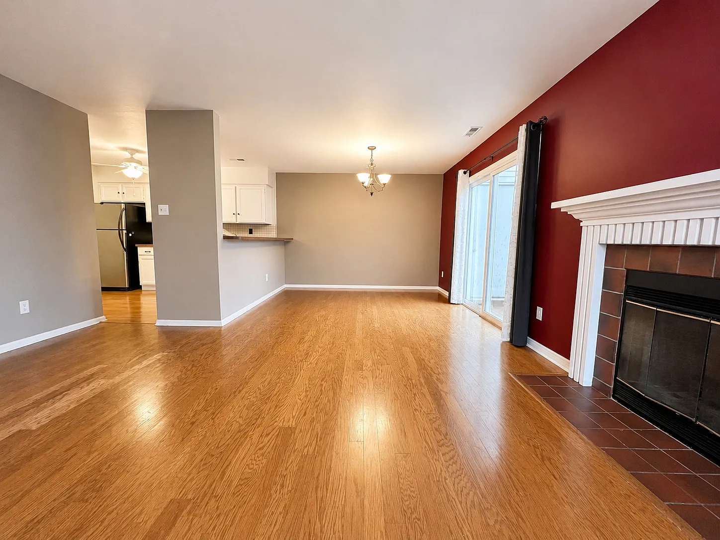End-Unit Townhome With Private Driveway, Fireplace & Fenced Patio In Saw Mill Valley — Photo 3