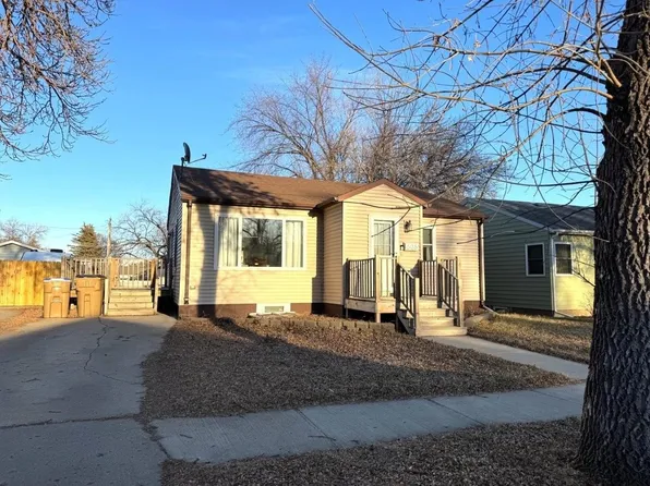 606 12th St NW, Minot, ND 58703