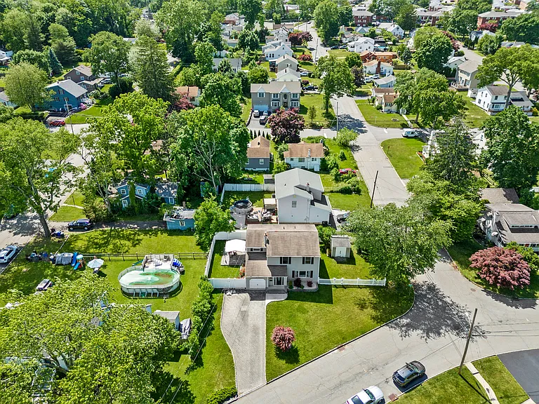 161 River Dr — Photo 2