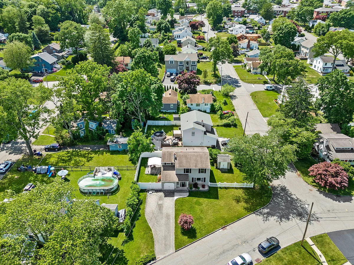 Building Photo - 161 River Dr