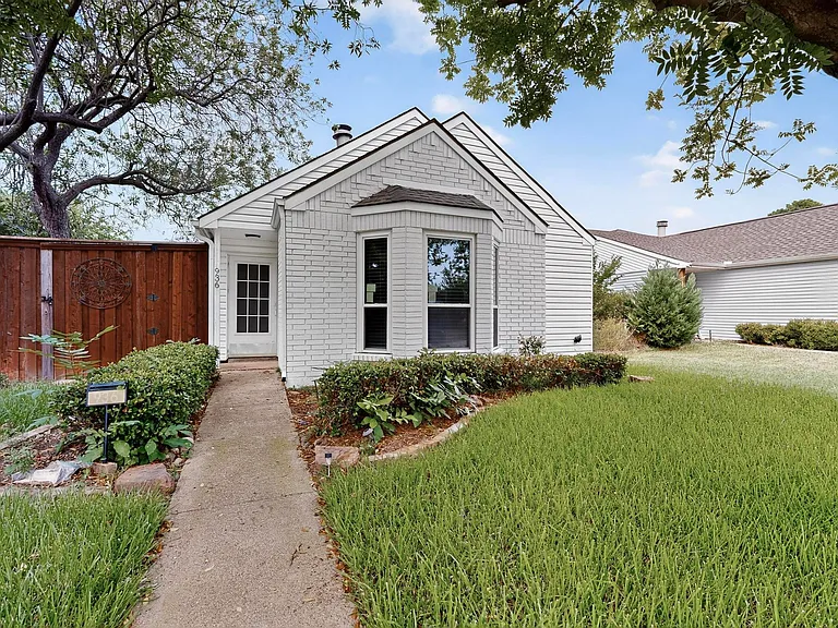 936 Sugarberry Dr — Photo 3