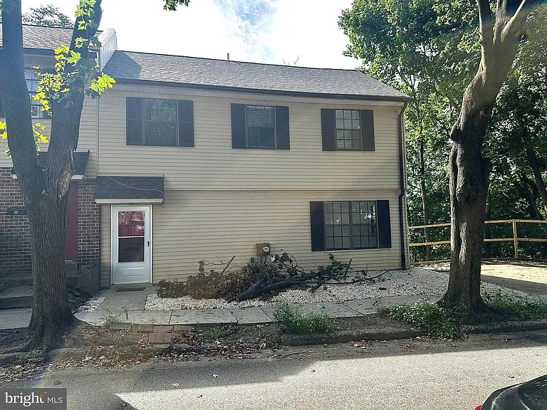 255 Greenough St — Photo 2