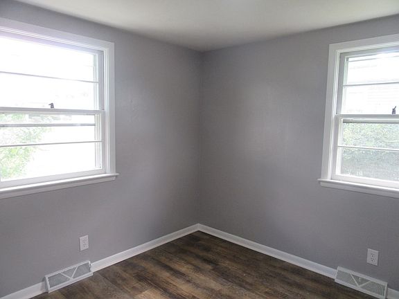 4th image of 82 Brookwood Way S