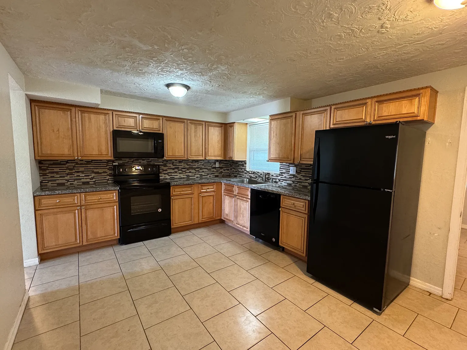 4 bed, 1800 sqft, $2,200 — Photo 2
