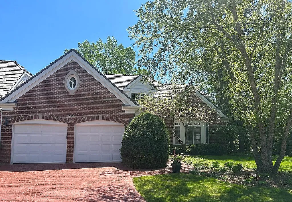 833 Knightsbridge Ct photo 1