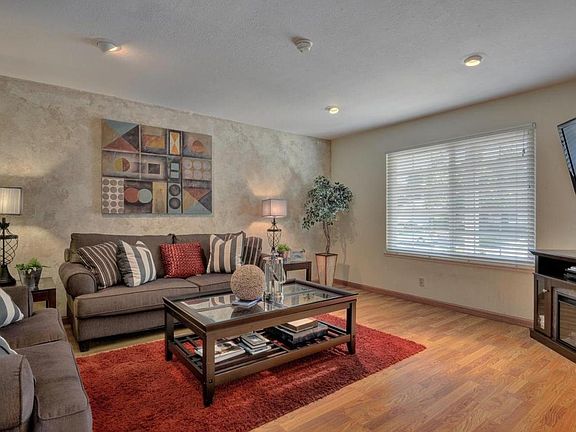 4th image of 561 Hyde Park Dr