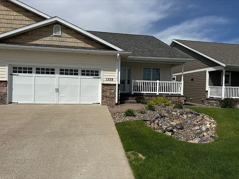 1329 Pinecrest Ln — Photo 1