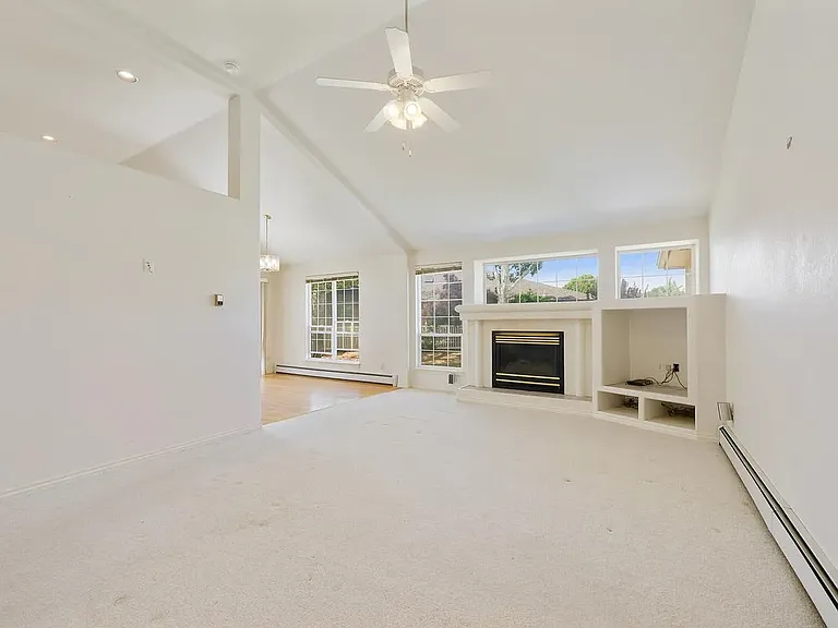 712 E Harbor Cir — Photo 6