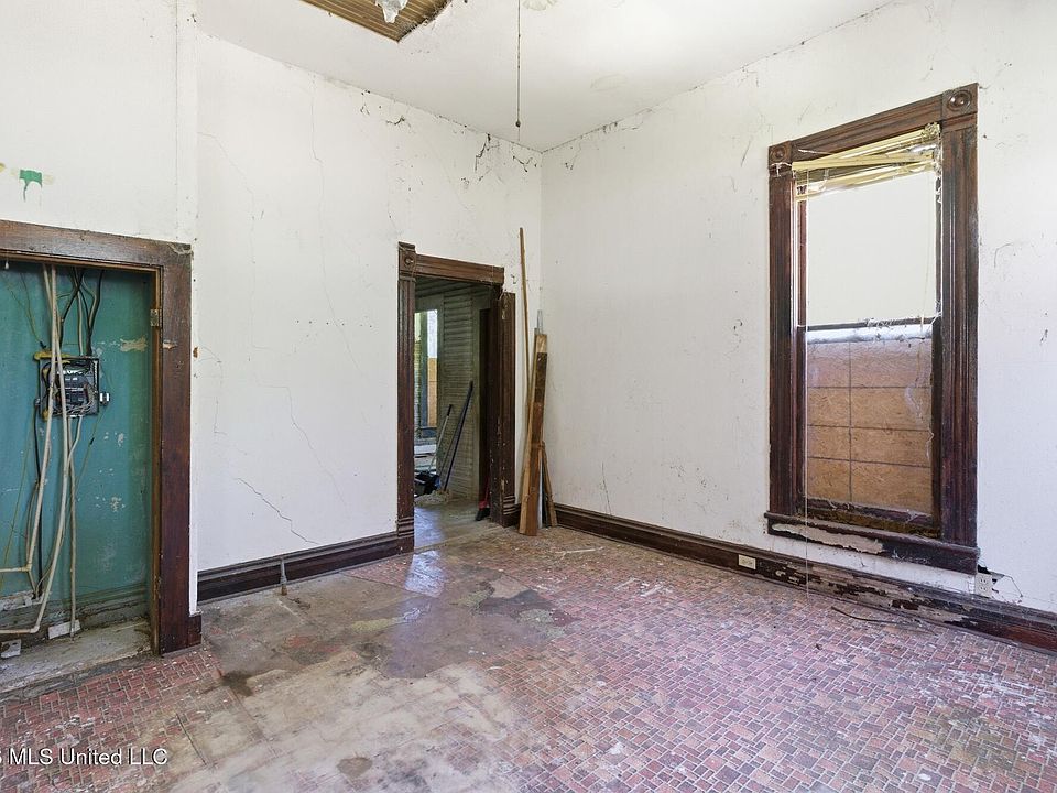 16th image of 530 Buschman St