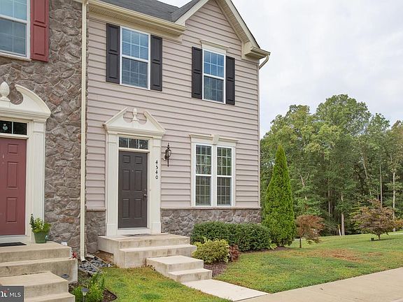 End unit townhome in sought-after community