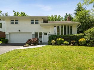 18 Lydia Ct, Albertson, NY 11507