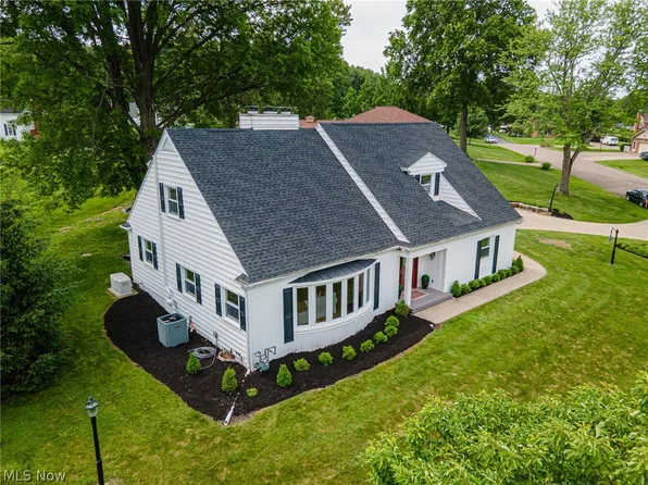 1691 Knob Hill Dr, Coshocton, OH 43812