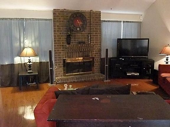 2nd image of 550 Newberry St