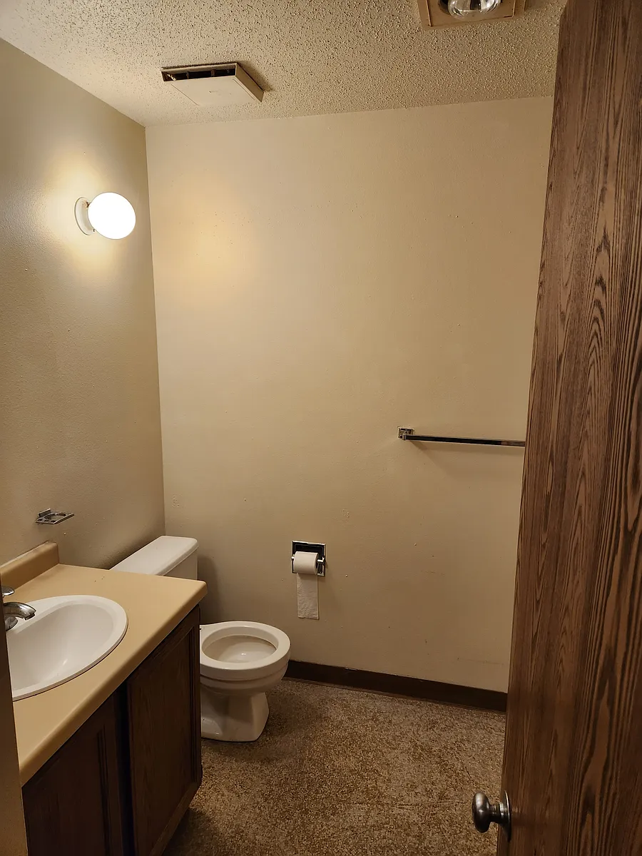 Building Photo - 22900 N Pine St #4