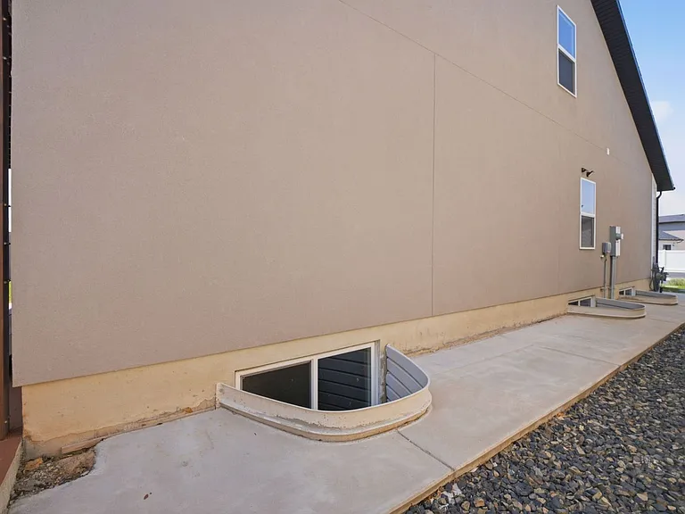 394 W Parkway Dr — Photo 29