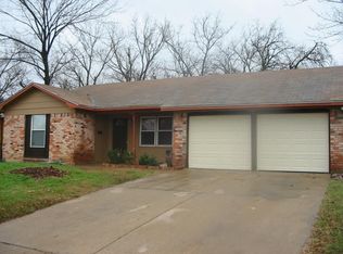 7400 Meadowcrest Dr, Fort Worth, TX 76112