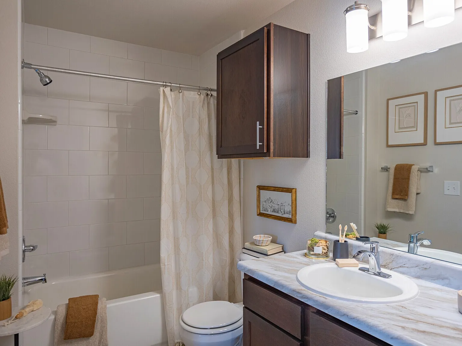 3 bed, 834 sqft, $2,756 — Photo 3
