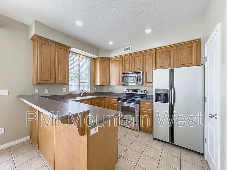 948 Chelsea Ln — Photo 2