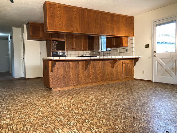 5th image of 655 E Essex St