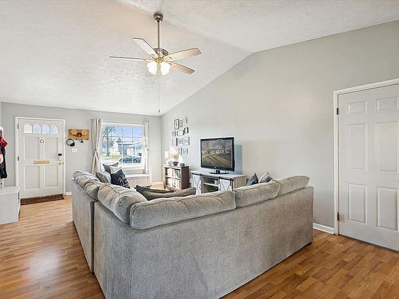 5th image of 1927 Broadford Dr