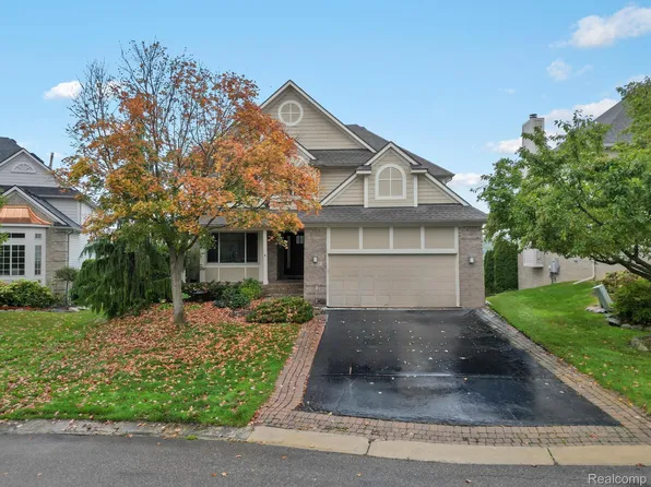 3265 Harbours Blvd, Waterford, MI 48328