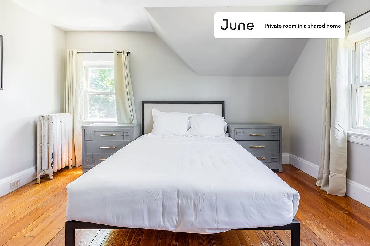 Queen bedroom in 9 bed/2 bath home in Brighton #1341 H — Photo 2