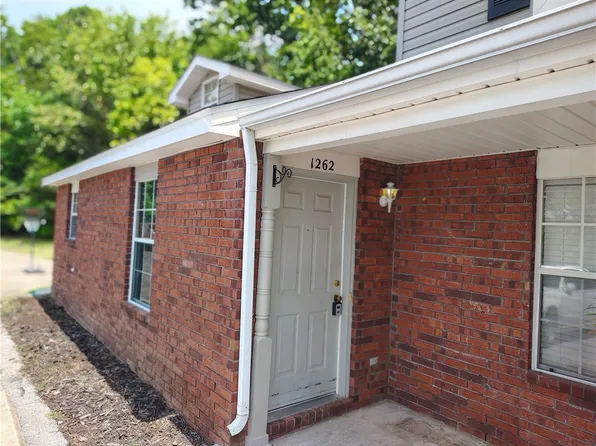 1262 N Iron Horse Dr, Fayetteville, AR 72703