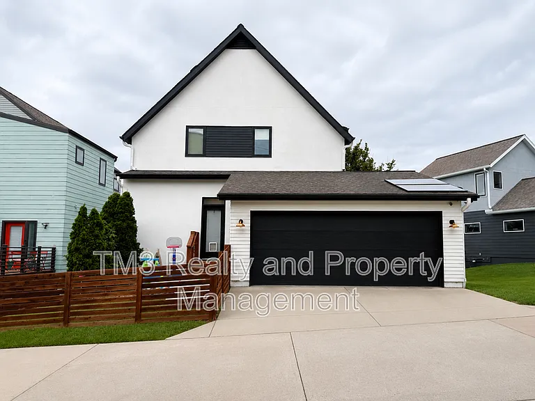 2436 Forest Ave — Photo 2
