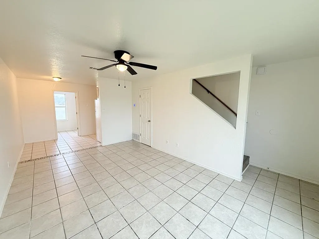 1210 Industrial Apt C — Photo 2