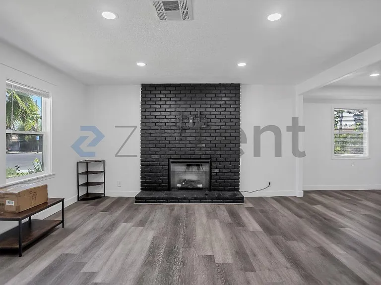 503 W Fountain Way — Photo 8