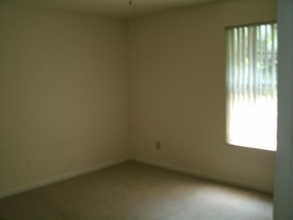 12x15 bedroom w/ceiling fan