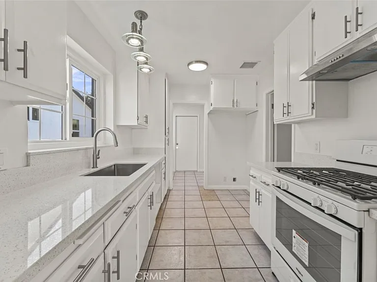 14722 Strathern St — Photo 5