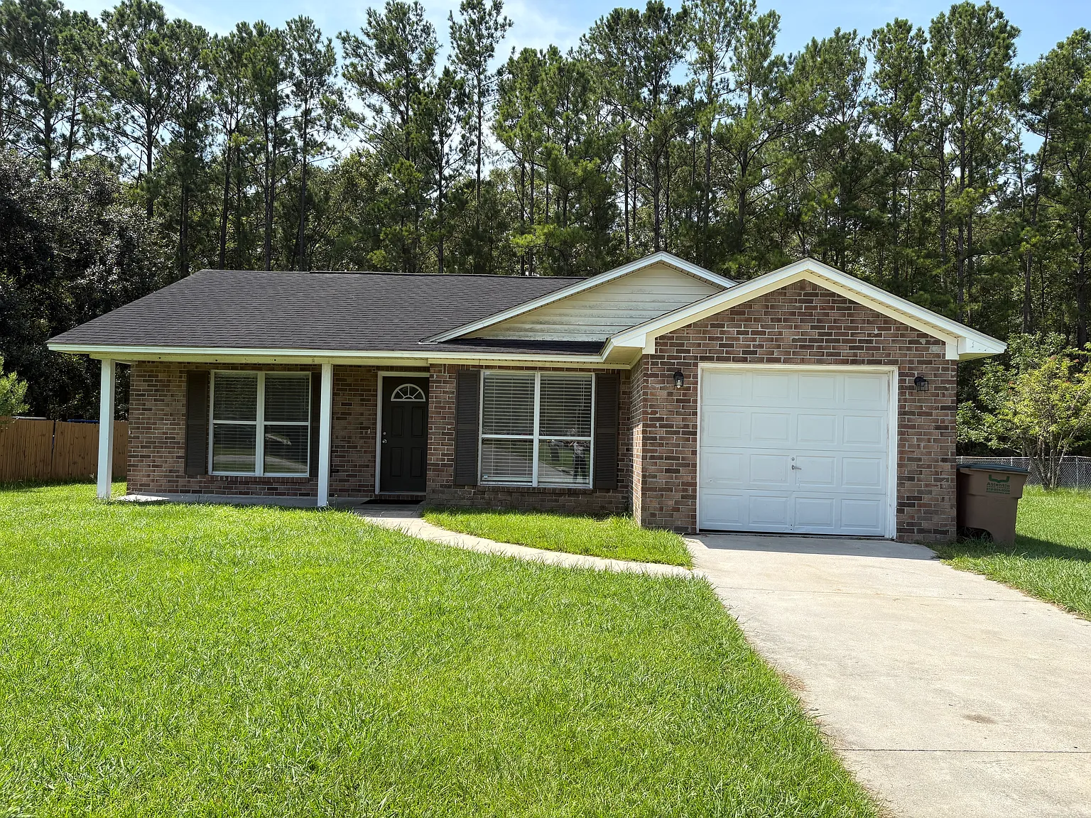 3 bed, 1090 sqft, $2,200 — Photo 1