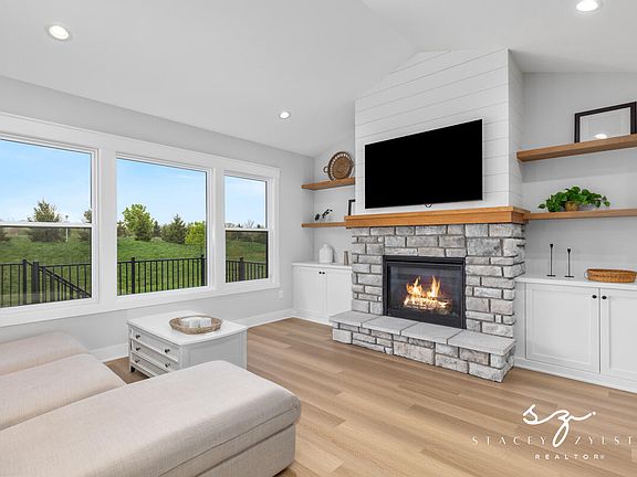 3rd image of 686 Stonebriar Cir