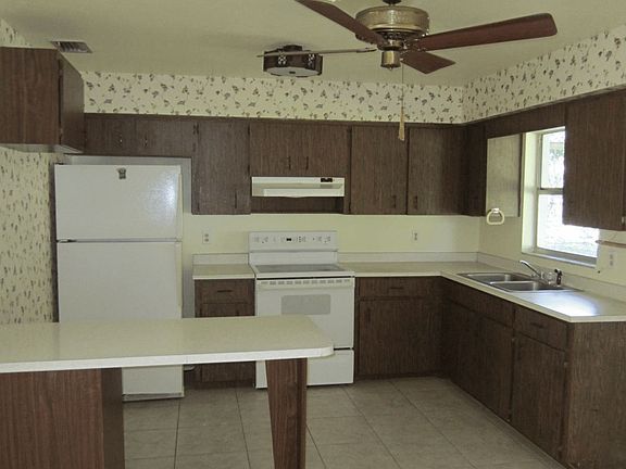 Kitchen w/ breakfast bar